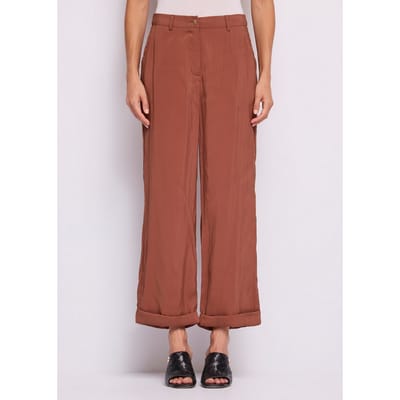 korte broek vrouw bruin