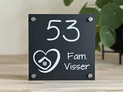 Naambordje / huisnummer voordeur | Hart met huisje | MAT zwart | 20x20cm | RVS afstandhouders | Huisnummerbord