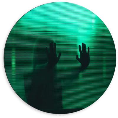 Dibond Wandcirkel - Schim van Vrouw achter Groen Glas - 60x60cm Foto op Aluminium Wandcirkel (met ophangsysteem)