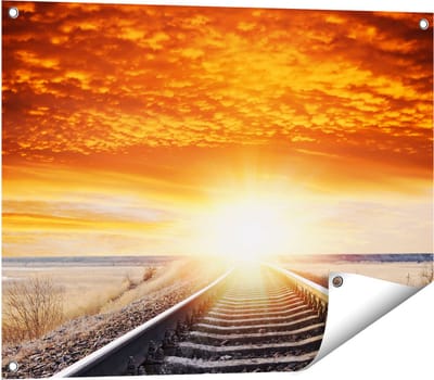 Gards Tuinposter Rails Spoorweg bij Zonsondergang - 80x60 cm - Tuindoek - Tuindecoratie - Wanddecoratie buiten - Tuinschilderij