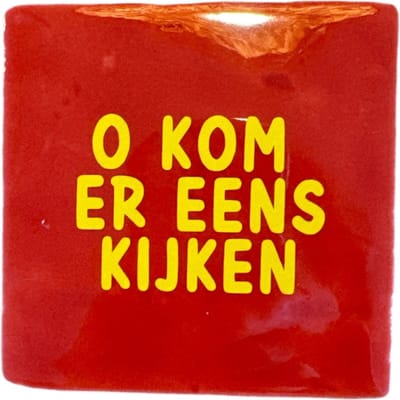 Hippe tegeltje met tekst: O kom er eens kijken | Rood | Geel | Sinterklaas cadeau | Hippe Spreuktegel | Decoratie Sinterklaas | Sint en Piet | 5 december | Huisdecoratie Sint