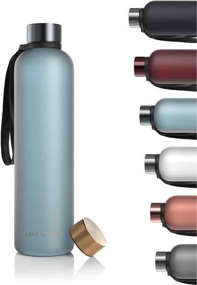 LARS NYSØM Blæst Ultralichte tritan-waterfles 1000ml - BPA-vrij, lekvrij, geschikt voor koolzuurhoudende dranken - Inclusief 2 deksels (Sky Blue/Gold)
