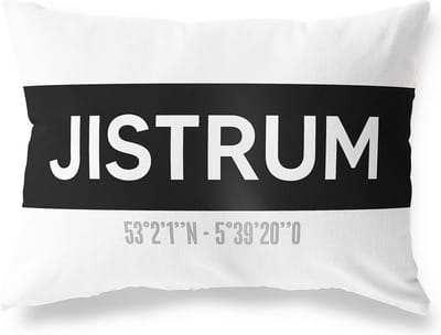 Tuinkussen JISTRUM - FRIESLAND met coördinaten - Buitenkussen - Bootkussen - Weerbestendig - Jouw Plaats - Studio216 - Modern - Zwart-Wit - 50x30cm