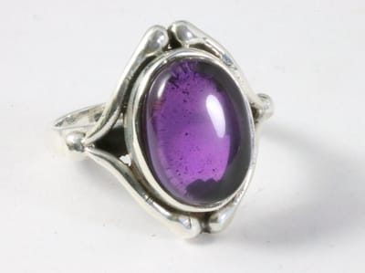 Bewerkte zilveren ring met amethist - maat 16