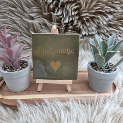 Robuust Tegeltje – Zusdinnetje – 10x10 cm – Lief Cadeau voor Zus of Beste Vriendin – Stijlvolle Wanddecoratie met Betekenis – Trendy nu – Decoratief Tegeltje met Standaard – Cadeau Idee