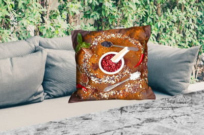 Sierkussen Buiten - Vijzel - Kruiden - Lepels - Specerijen - Bruin - Peper - 60x60 cm - Weerbestendig