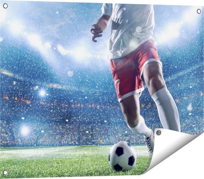 Gards Tuinposter Voetbal Speler met de Bal in een Druk Stadion - 80x60 cm - Tuindoek - Tuindecoratie - Wanddecoratie buiten - Tuinschilderij