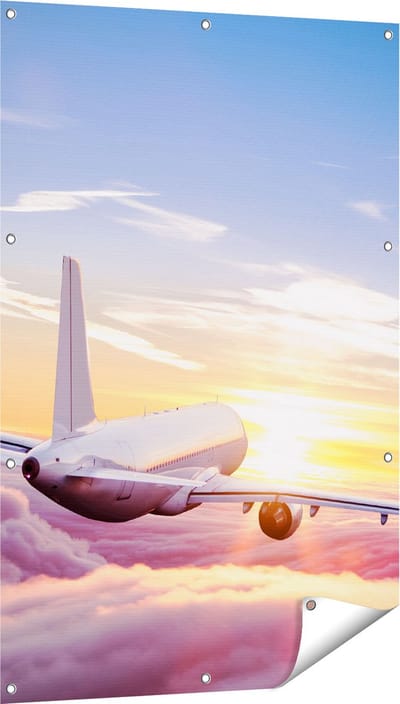 Gards Tuinposter Vliegtuig in de Wolken bij Zonsondergang - 80x120 cm - Tuindoek - Tuindecoratie - Wanddecoratie buiten - Tuinschilderij