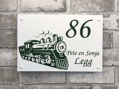 Naambordje / huisnummer voordeur met een trein