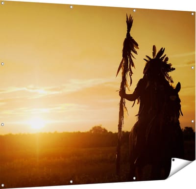Gards Tuinposter Indiaan met een Speer bij Zonsondergang - 150x120 cm - Tuindoek - Tuindecoratie - Wanddecoratie buiten - Tuinschilderij