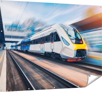 Gards Tuinposter Trein bij het Station - 160x120 cm - Tuindoek - Tuindecoratie - Wanddecoratie buiten - Tuinschilderij