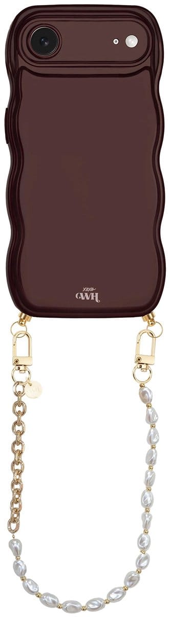 xoxo Wildhearts Glossy Wavy Cord Case Burgundy - Geschikt voor iPhone 17 Air - Over The Moon - Kort koord - Glimmend telefoonhoesje met golven - Hoesje met koord - Parelketting / Gouden schakelketting - Kort telefoonkoord - Bordeaux rood hoesje