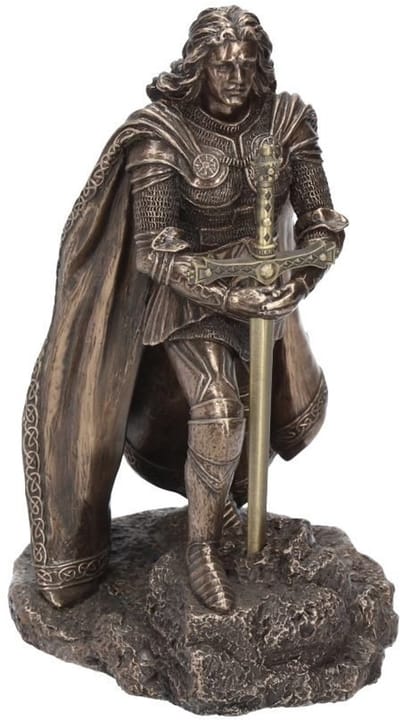 Nemesis Now Beeld/figuur - Sword in the Stone - Briefopener - Gebronsd Beeld - Koning Arthur - 21cm