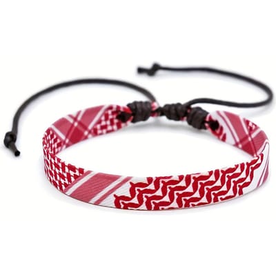 Een veelkleurig handtouw van hetzelfde, hoofdbanden voor dames en heren, en handgeweven stoffen armbanden. rood