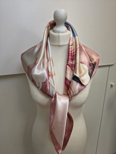 Vierkante dames sjaal Bernice-gebloemd motief-roze wit beige zwart parel roze perzik blauw-90x90