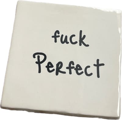 Hippe tegeltje met tekst: Fuck Perfect | Wit met zwart | Gepersonaliseerde cadeau | Hippe Spreuktegel | Nieuwe woning cadeau | Housewarming cadeau