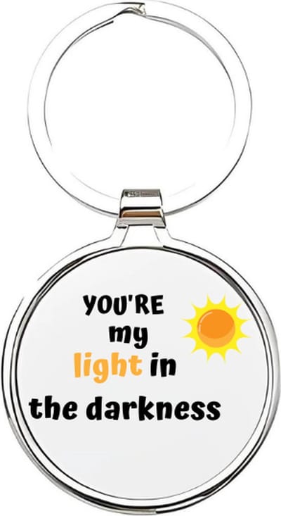 Akyol - youre the light in my darkness Sleutelhanger - Liefde - je vriend/ vriendin - sunshine - love - vriend - vriendin - relatie - cadeau voor je vriendin - cadeau voor je vriend - relatie - 4 x 7,5 CM