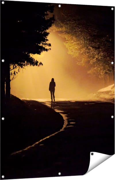 Gards Tuinposter Persoon op een Donkere Weg in het Bos - 90x120 cm - Tuindoek - Tuindecoratie - Wanddecoratie buiten - Tuinschilderij