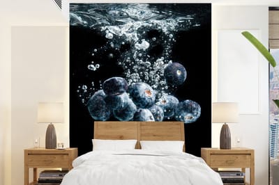Behang - Fotobehang Blauwe bessen - Fruit - bes - Stilleven - Water - Zwart - Breedte 165 cm x hoogte 220 cm