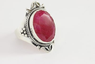 Bewerkte zilveren ring met robijn - maat 17