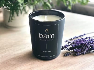BAM LAVENDEL - mini geurkaars met katoenen wiek in een zwart potje - 25 branduren (65g) - cadeautip - geschenk - vegan