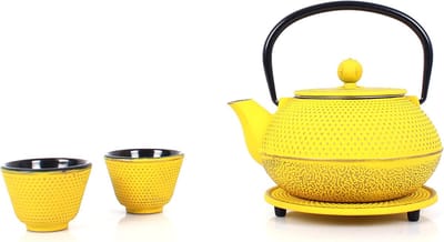 Famanu - Gietijzeren theeset, theepot 0,8 l, met uitneembaar zeefje, theepot met schotel en 2 theekopjes, vintage theepot voor losse thee, geel