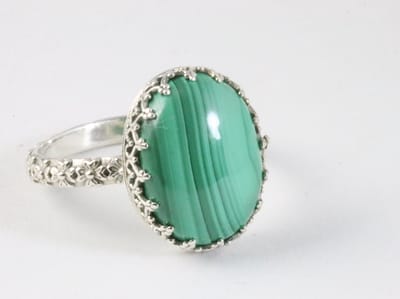 Bewerkte zilveren ring met malachiet - maat 18