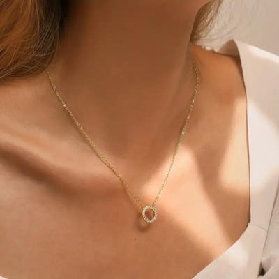 Huitan Collier Pendentif Rond Simple et Élégant Rempli de Zircon Cubique Accessoires de Mariage de Luxe pour Femmes Bijoux de Mode brown