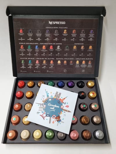 Koffie Proeverij Pakket groot 40 stuks verschillende smaken met Mystery Card 'Groeten Uit...' met persoonlijke (video) boodschap | Verjaardag | Sinterklaas | Kerstpakket | Vaderdag | Moederdag | Jubileum | Valentijnsdag