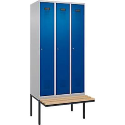 C+P Evolo Plus garderobekast, 3 vakken van elk 300 mm breed, zwevende bank, B 900 x D 815 x H 2120 mm, cilinder, blank aluminium/ gentiaanblauw