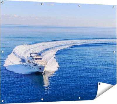 Gards Tuinposter Jachtboot op het Water in een Bocht - 120x90 cm - Tuindoek - Tuindecoratie - Wanddecoratie buiten - Tuinschilderij