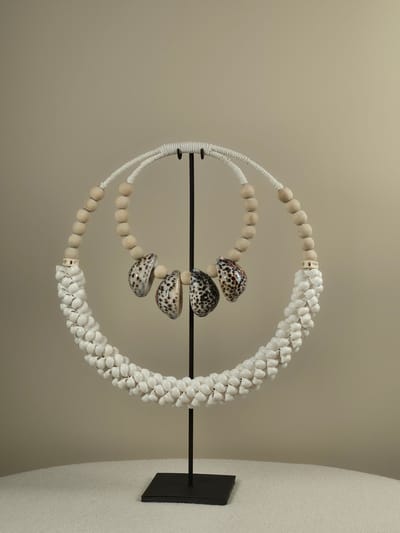 Blitzdeco - Schelpen Ketting op Standaard - Joann - Grote Cowrie Schelpen - Beige Wit - Handgemaakt