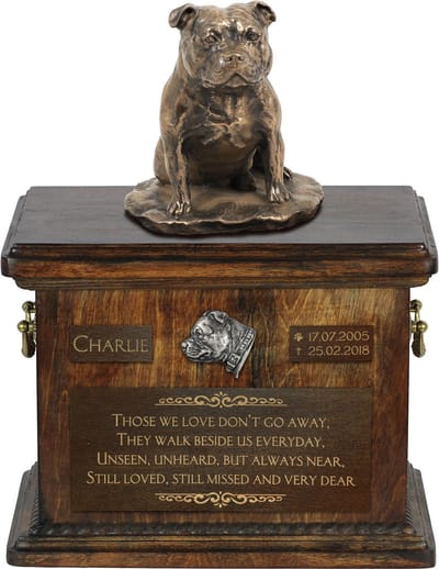 Persoonlijke urn voor Staffordshire Bull Terrier met beeldje