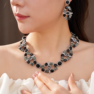 Sieradenset / Vintage, met diamanten bezette, opengewerkte geometrische halsketting en oorbellen set / Elegante sleutelbeenketting en oorbellen set