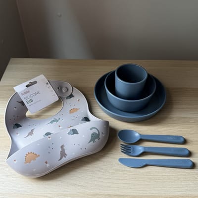 Tutete - polypropyleen kinderservies set met siliconen slab - bord kom beker vork mes lepel - blauw Dino's