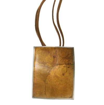 Behave® Ketting van suède met vierkante schelpenhanger 43,5 cm - Nikkelvrij
