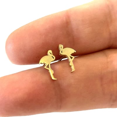 GoedeDoelen.Shop | Oorbellen Flamingo Gold | RVS Oorbellen | Flamingo Oorbellen | Oorstekers | Flamingo Grootte 1,3 CM | Goudkleurige Oorbellen | Unisex Oorbellen | Vogel Sieraad | Flamingo's | Oorstekers | Wellness-House