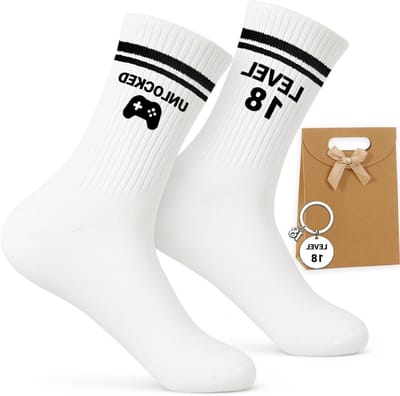 Leuke cadeau set voor 18e verjaardag van een jongen - Level 18 Unlocked sokken, sleutelhanger en cadeauzak - Grappige gamer sokken van katoen, origineel verjaardagscadeau voor gamers