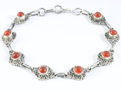 Bewerkte zilveren armband met carneool
