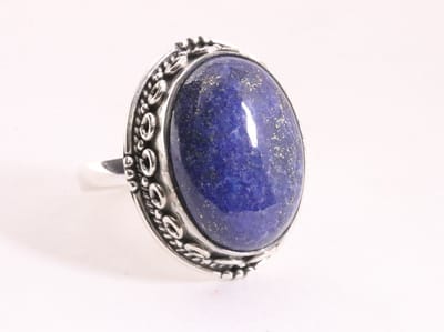 Zware bewerkte zilveren ring met lapis lazuli - maat 18