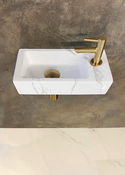 Sanifun Correa Wastafelset 360 x 180 x 90 mm Rechts – Keramische Fontein met Geborsteld Messing Kraan – Compleet
