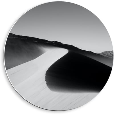 Forex Wandcirkel - Zandheuvels in de Woestijn (zwart/wit) - 40x40cm Foto op Wandcirkel (met ophangsysteem)