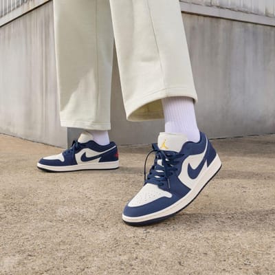 Jordan 1 Low SE Obsidian Suede 47 white
