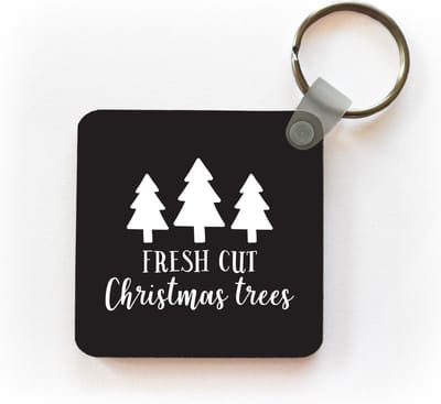 Sleutelhanger - Uitdeelcadeautjes - Kerst quote "Fresh cut Christmas trees" tegen een zwarte achtergrond - Plastic - Kerst - Cadeau - Kerstcadeau voor mannen en voor vrouwen