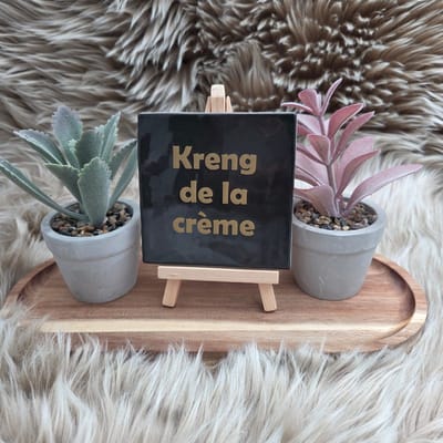 Robuust wenstegeltje “Kreng de la Crème” – 10x10 cm – Humoristische Wanddecoratie & Cadeau – Cadeau vriendin humor – Humor tegeltje - Grappige tekst tegel – Kantoor decoratie humor – Decoratief Tegeltje met Standaard – Cadeau Idee