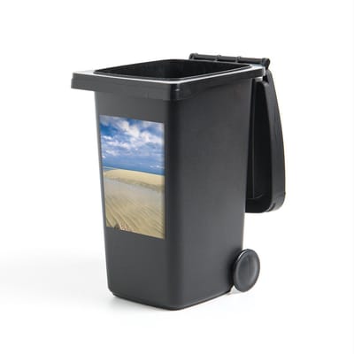 Container sticker Nationaal park Lucayan - Een kroonslak op een prachtig wit strand in Nationaal park Lucayan - 40x60 cm - kliko sticker - weerbestendige containersticker