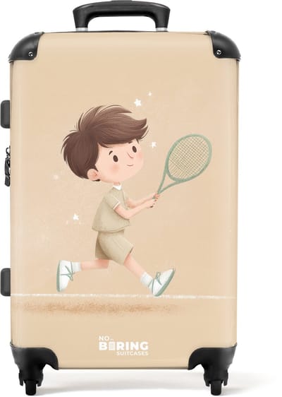 NoBoringSuitcases.com® - Kinderkoffer jongen - Kindertrolley jongens - Jongen speelt tennis op zandkleurige achtergrond - Koffer kind groot - Rolkoffer lichtgewicht - Reiskoffer met 4 wielen - Grote trolley XL - 20 kg bagage