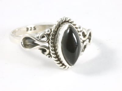 Fijne bewerkte zilveren ring met onyx - maat 19.5