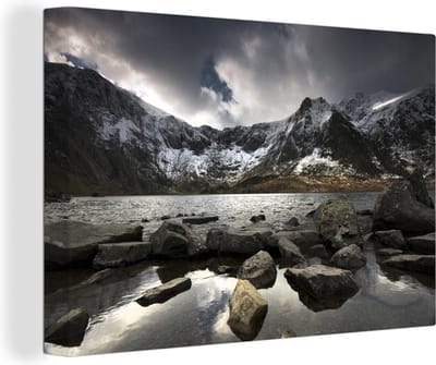 Canvas Schilderij Besneeuwde bergen in de winter in Snowdonia - 30x20 cm - Wanddecoratie