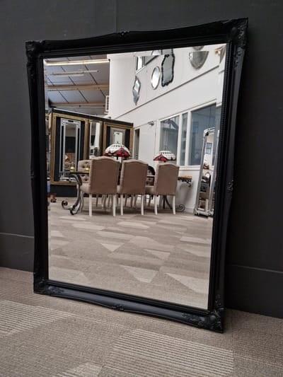 Grote Spiegel zwart met lijst - Wandspiegel Ethan Buitenmaat 106x137cm Zwart in barokstijl met ornamenten - Ophanghaken gemonteerd
